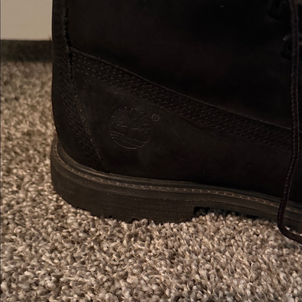 Women Black Timberland Boots - Picture 2 of 6